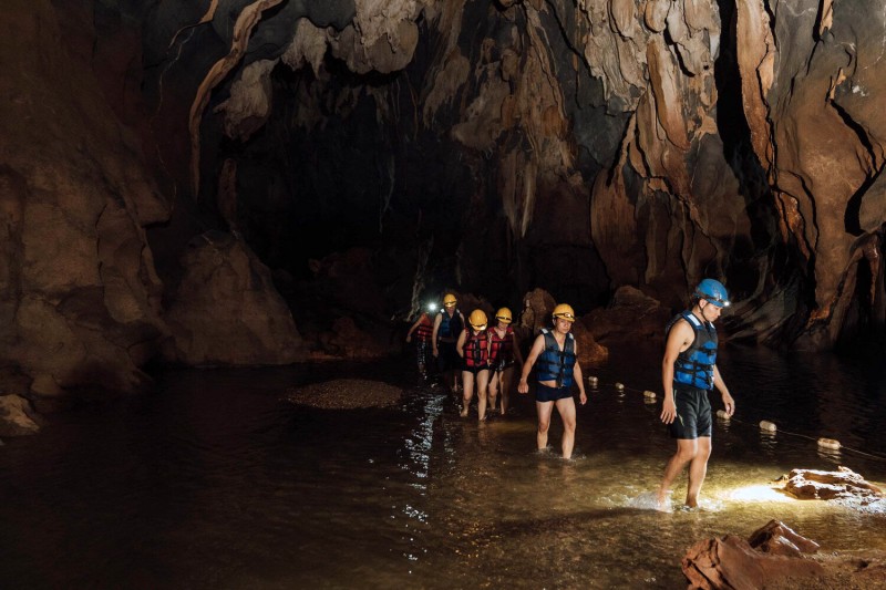 Khám phá hang động Phong Nha kỳ thú vào buổi sáng trong hành trình 1 ngày.