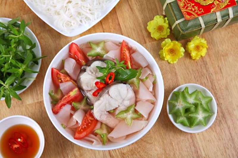 Cá lăng canh chua Vĩnh Long nổi tiếng với vị chua ngọt hài hòa, tạo nên hương vị đặc trưng cho món ăn.