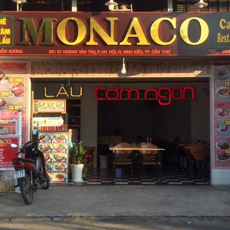 Không gian Monaco Coffee Restaurant từ bên ngoài.