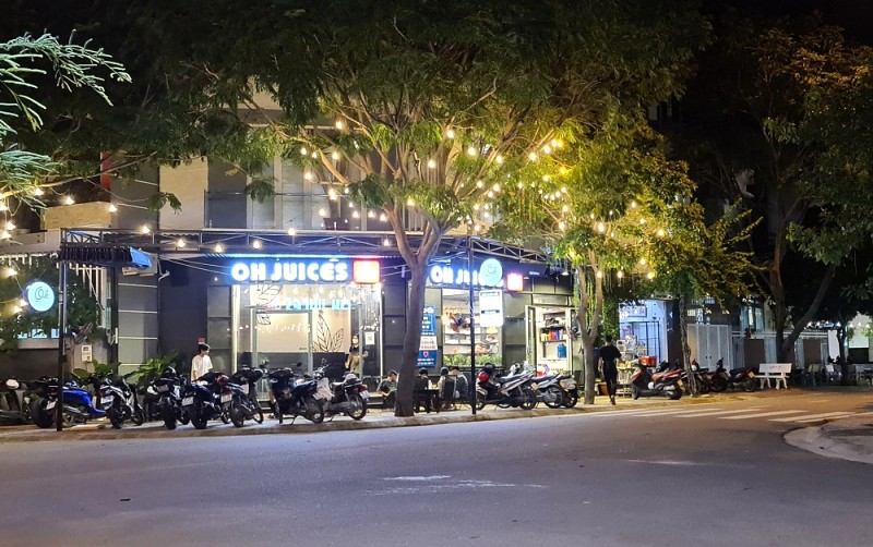 Oh Juices Coffee rực rỡ góc phố.