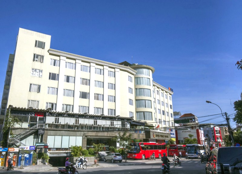 River Prince Hotel: nguy nga, sừng sững giữa lòng thành phố mộng mơ.