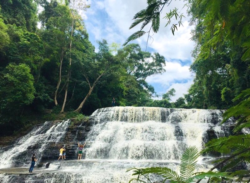 Thác Thủy Tiên hùng vĩ từ xa.