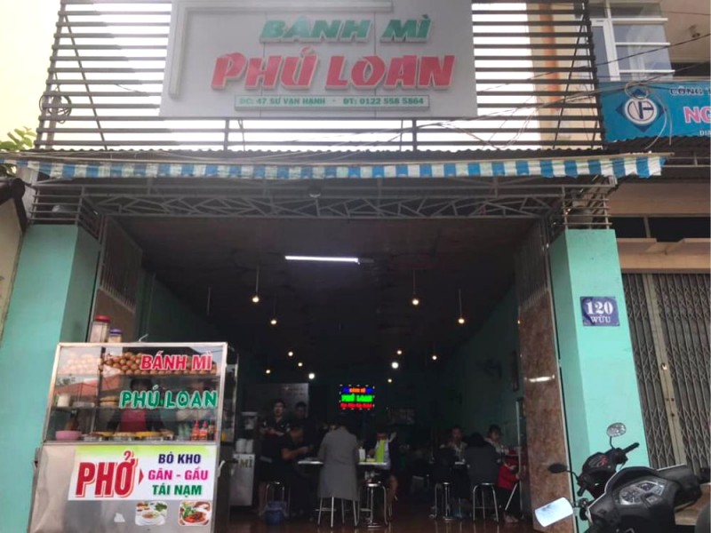 Bánh mì xíu mại Phú Loan ở Pleiku nổi tiếng với đồ ăn sáng ngon, giá cả phải chăng, thu hút thực khách khắp nơi.