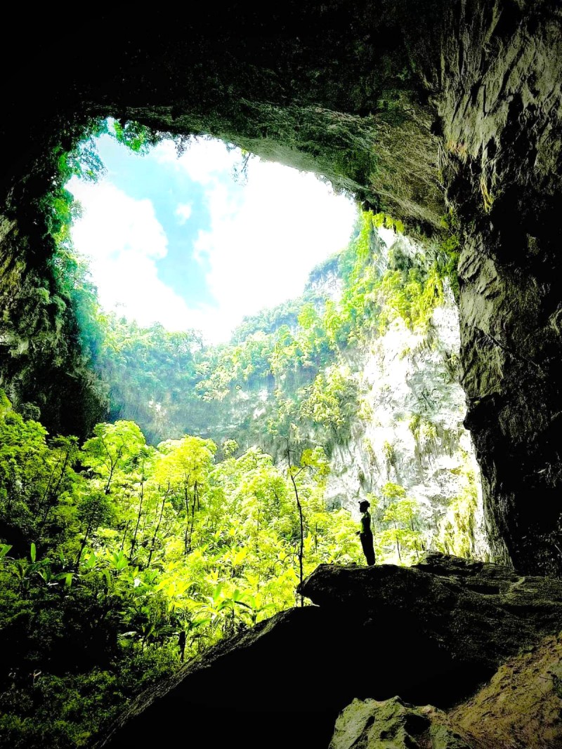 Hang Sơn Đoòng, với vẻ đẹp ngoạn mục và trải nghiệm phiêu lưu độc đáo, thu hút những tâm hồn ưa khám phá.