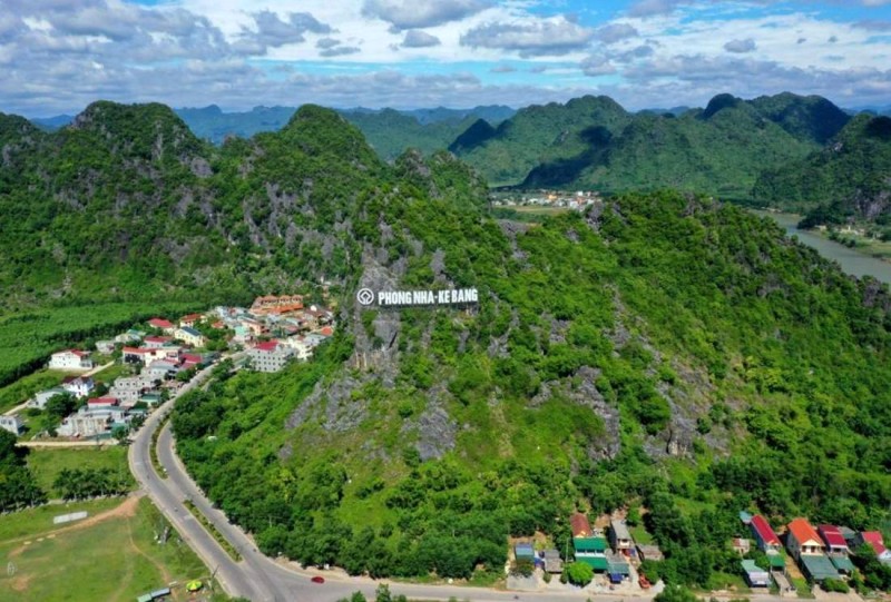 Phong Nha - Kẻ Bàng: Xanh mướt từ trên cao.