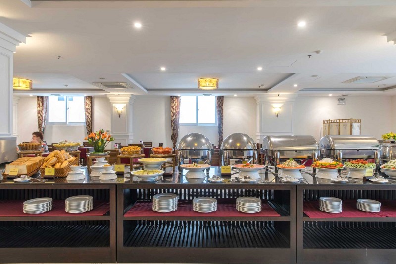 Buffet sáng phong phú tại Edele Hotel