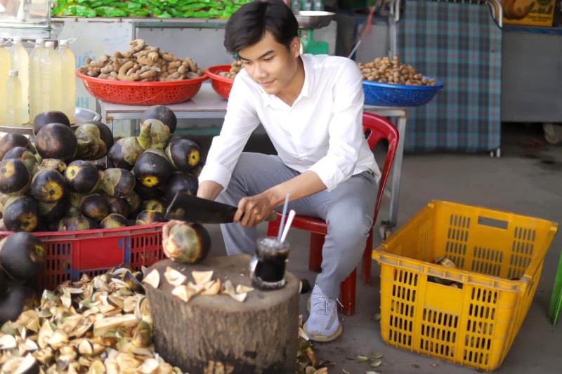 Trổ tài chặt trái cây, anh chàng chinh phục An Giang.