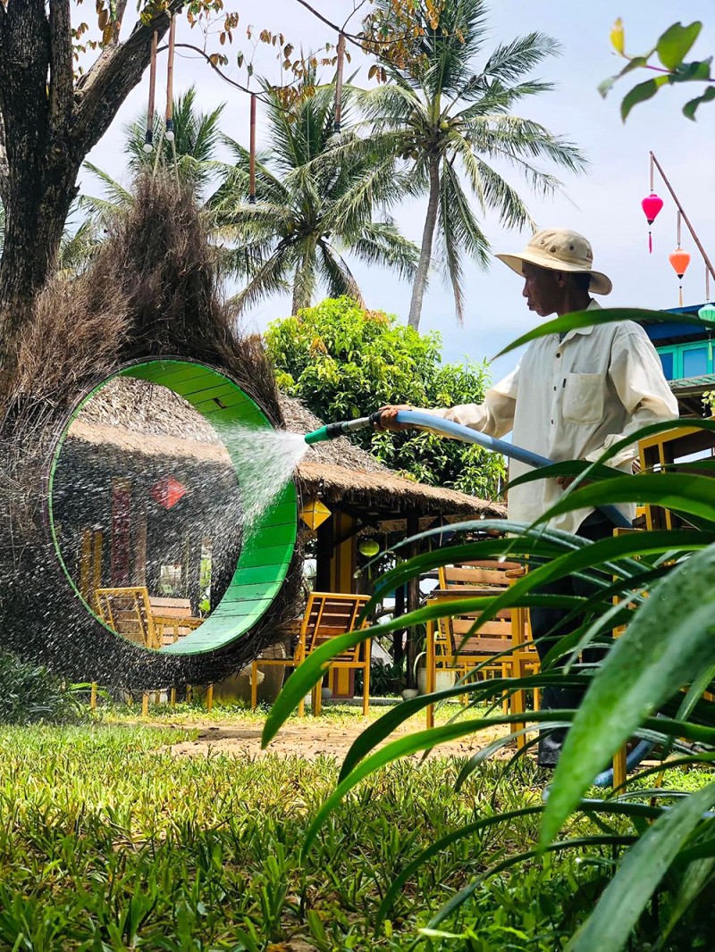 Nét đẹp căng tràn nhựa sống ở quán là thành quả của sự chăm sóc tỉ mẩn, cẩn thận của những người làm vườn.