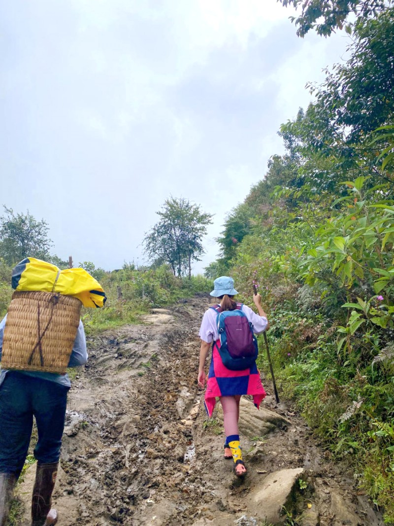 Dự báo thời tiết giúp cô nàng trekking an toàn, đường đi dễ dàng.