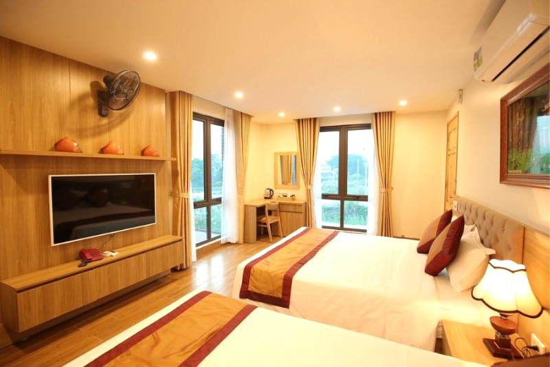 Phòng nghỉ Cozynibi Hotel với cửa kính trong suốt, đón ánh sáng tự nhiên.