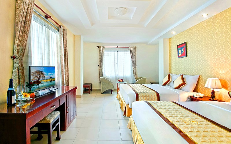 Sunny Hotel: Ánh nắng, ấm áp, yên bình.