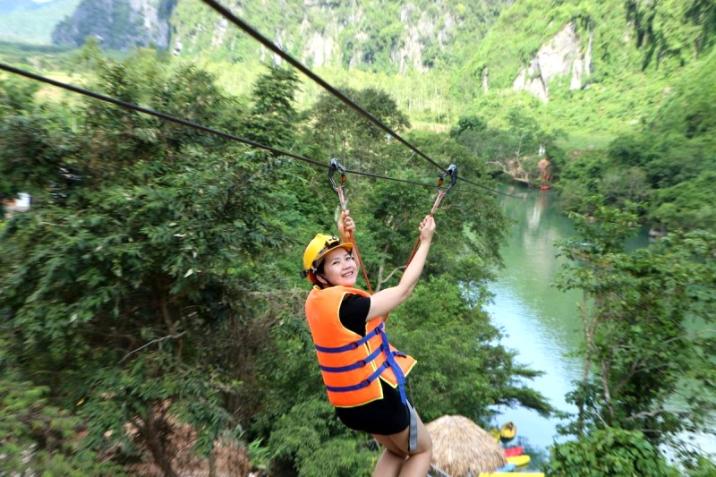 Nụ cười rạng rỡ, cô bạn thích thú với zipline Sông Chày Hang Tối Quảng Bình.