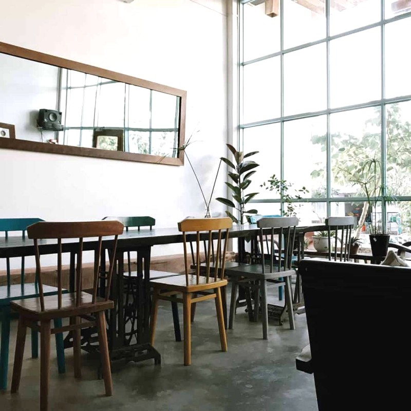 Không gian rộng rãi tại A Little Thing Bistro