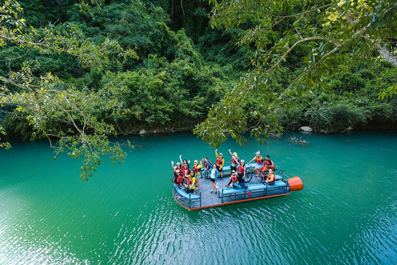 Khám phá Blue Diamond Camp bằng thuyền, trải nghiệm phấn khích khó quên!