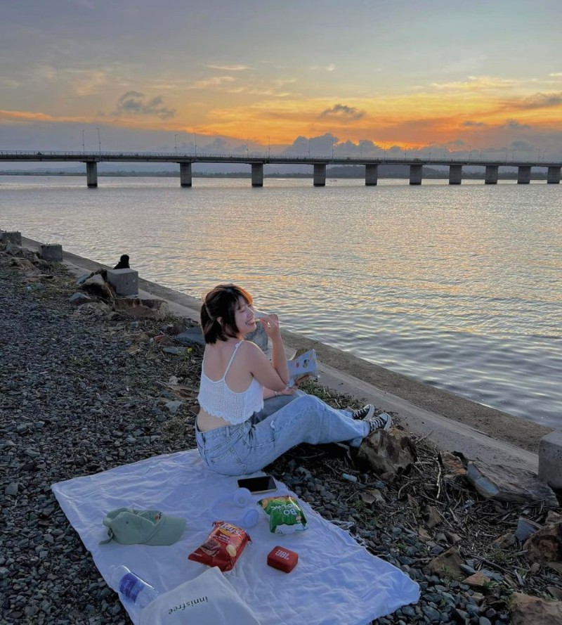 Hoàng hôn Phú Yên lung linh, thêm thảm picnic cho bức ảnh thêm tươi mới, chuyến đi thêm trọn vẹn!