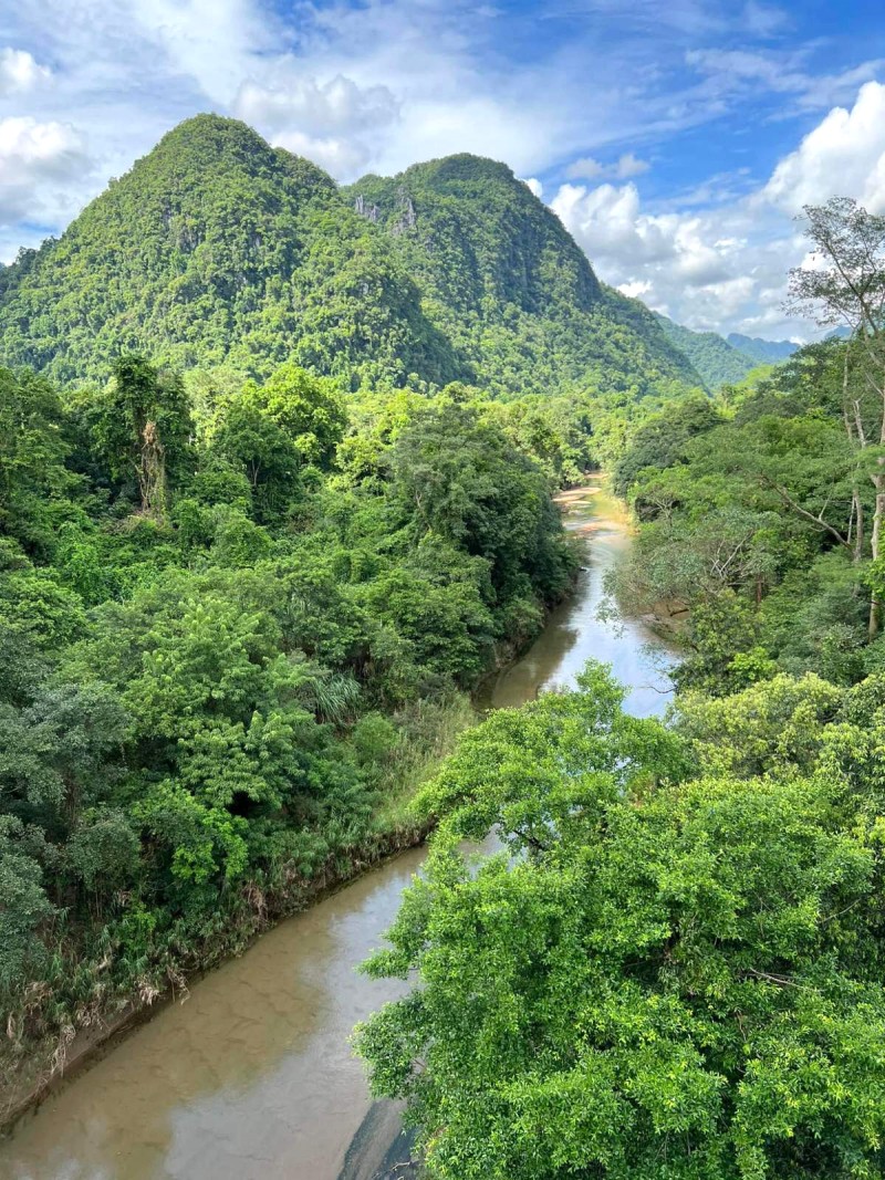 Từ trên cao, khung cảnh nơi đây hùng vĩ, thơ mộng, hiếm nơi nào có được. (95 kí tự)