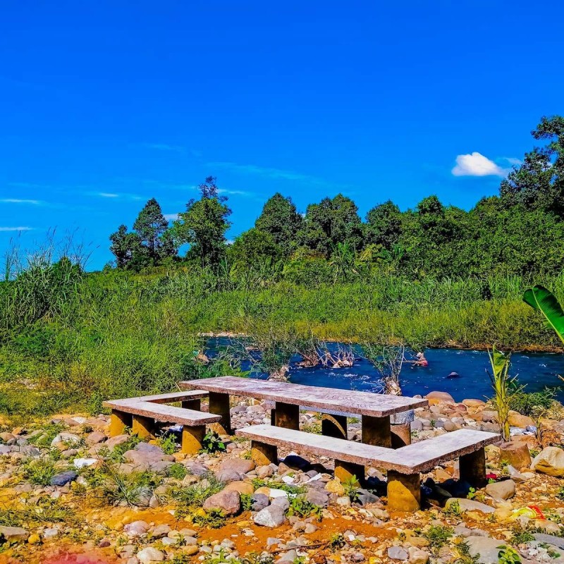 Cơn lũ năm trước đã cuốn bộ bàn ghế đi, để lại mảnh đất nhỏ hoang vắng, nơi con suối gào thét mỗi mùa mưa về.