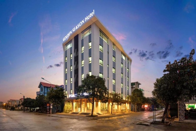 Golden Season Hotel: Vị trí đẹp, 2 mặt tiền, có bãi đậu xe.