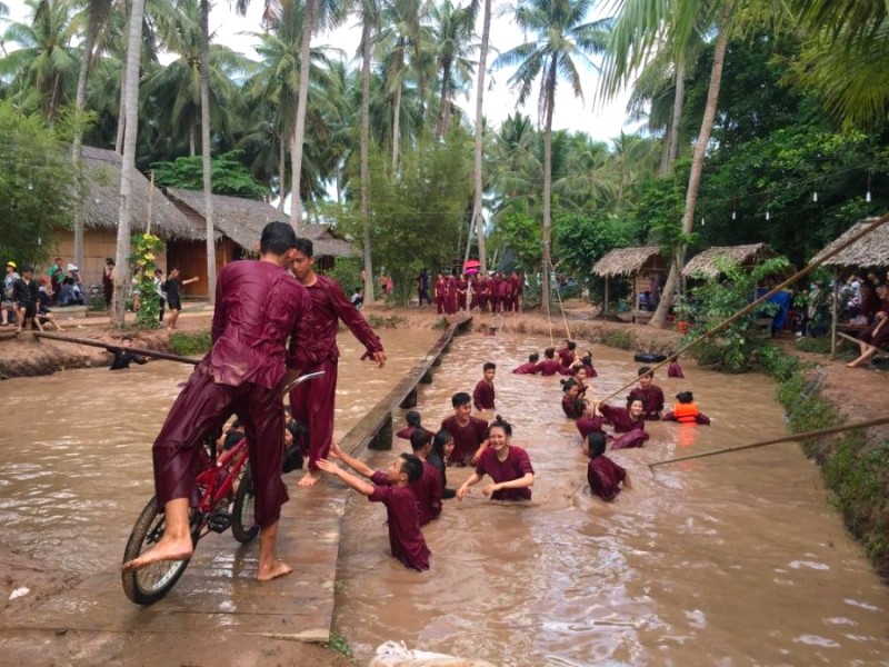 Nơi đây còn hấp dẫn với vô số trò chơi giải trí như đi cầu treo, chạy xe đạp trên mặt nước, mang đến trải nghiệm tuyệt vời cho hành trình khám phá sông nước Tây Nam Bộ.