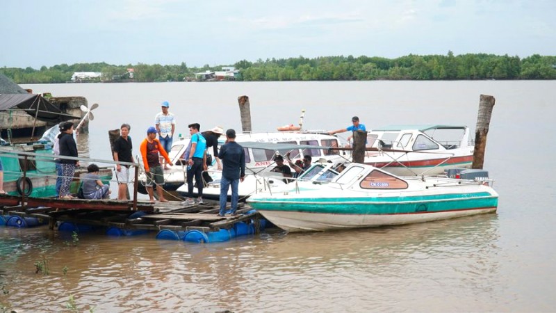 Khám phá mũi Cà Mau bằng đường sông? Đến Bến tàu B (Lê Hồng Phong, phường 8) mua vé cano siêu tốc, đảm bảo an toàn và dịch vụ chất lượng.