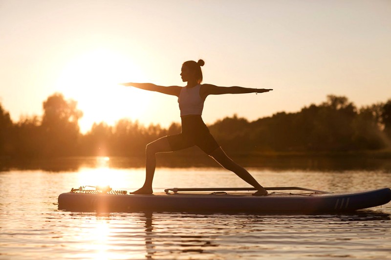 Kết hợp chèo SUP với yoga và thiền trên ván tại Vĩnh Long, detox tinh thần hiệu quả.