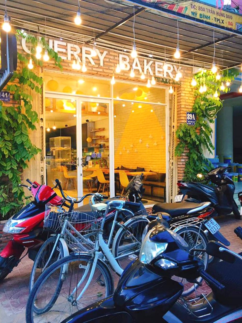 Cherry Bakery (Trần Hưng Đạo) vẫn bán bánh ngọt.