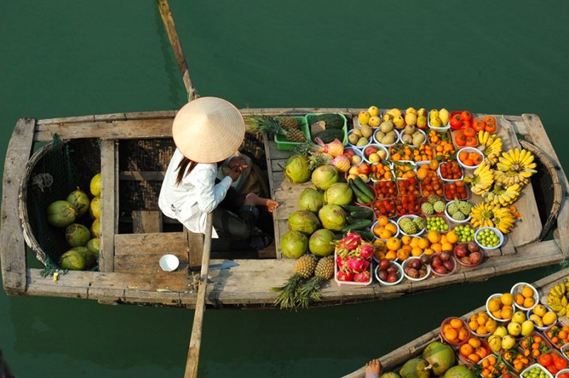 Chợ nổi Cà Mau: Trải nghiệm văn hóa sông nước đặc trưng của Cà Mau.