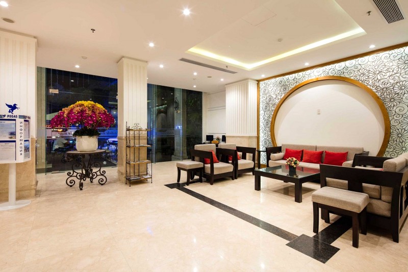 Edele Hotel: Sảnh tiếp tân nghệ thuật.