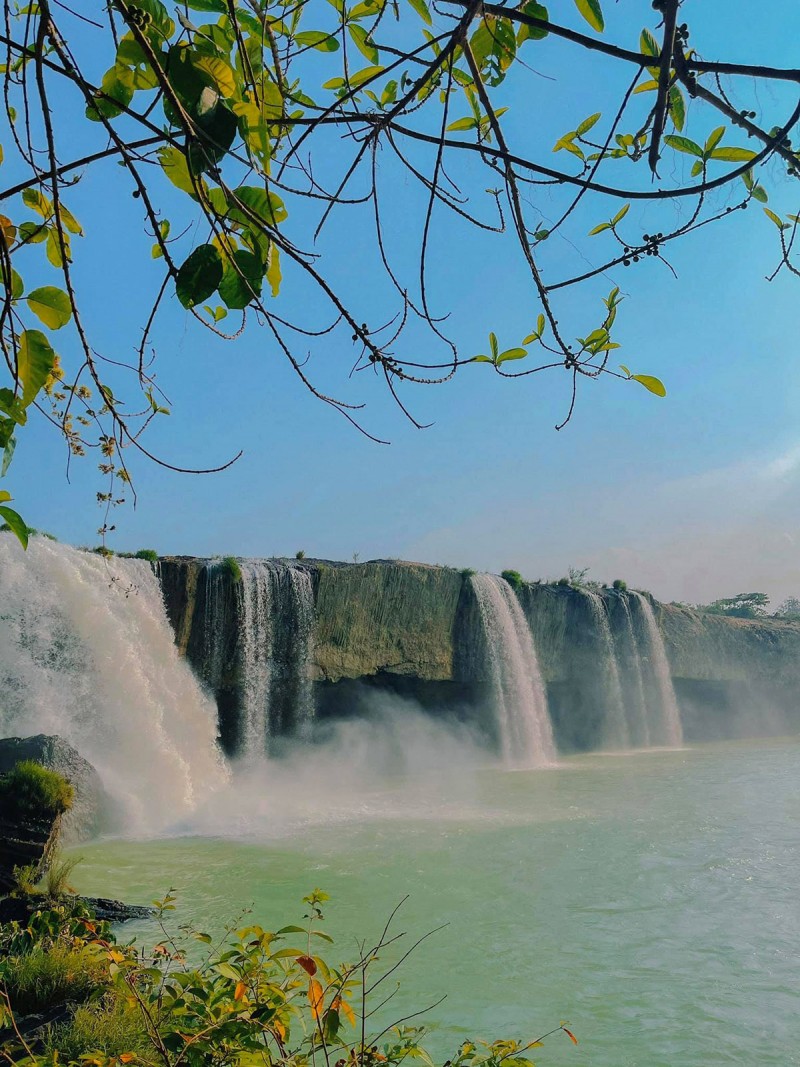 Thác Đray Nur ào ào, hoang dại như hồn núi rừng Tây Nguyên.