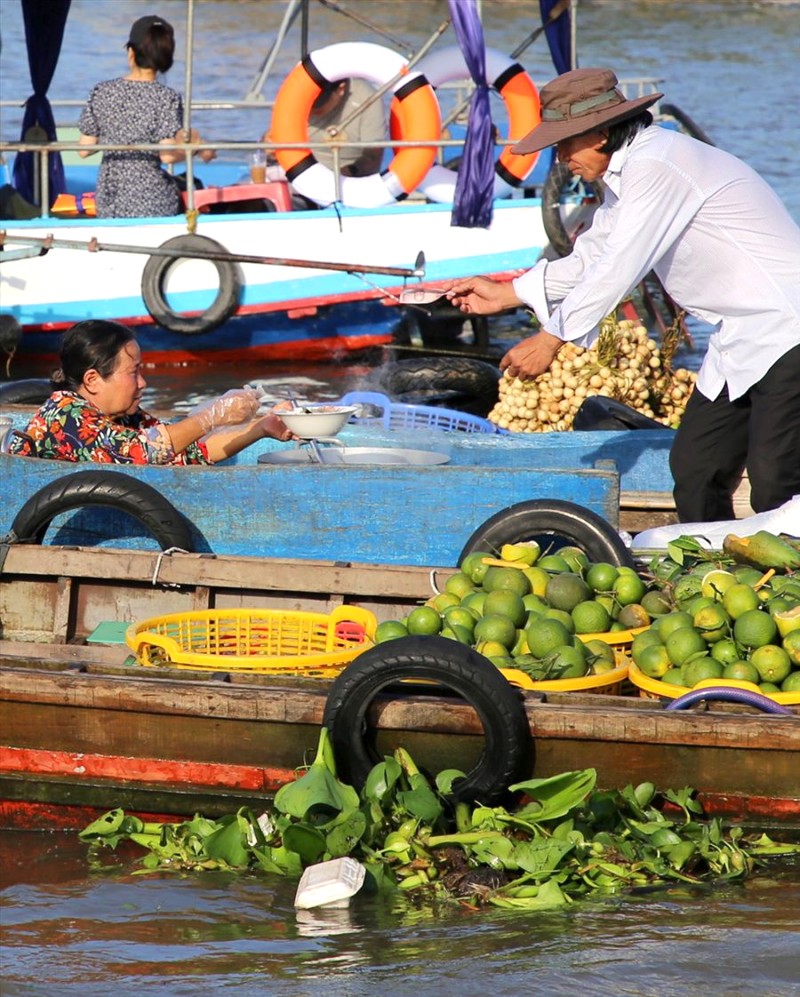 Ăn sáng trên chợ nổi, người bán ở ghe riêng, bạn ngồi ghe khác, món ăn được chuyền tay độc đáo.