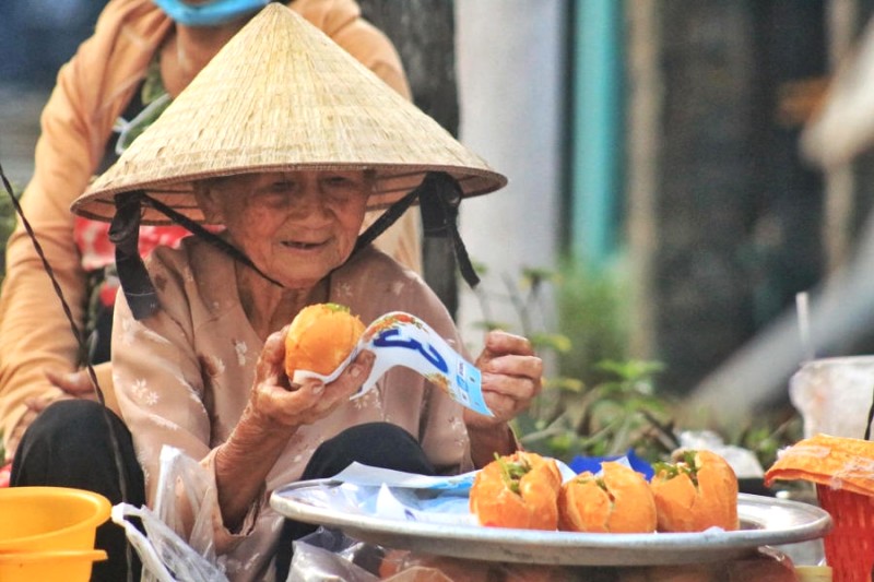 Ghé qua gánh bánh mì thịt rẻ nhất Việt Nam, nụ cười hiền hậu của cụ bà sẽ khiến bạn xiêu lòng.