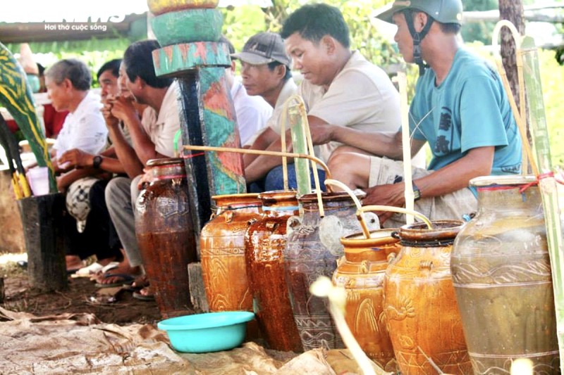 Lễ Pơ Thi không chỉ là dịp xây dựng nhà mồ, mà còn là cơ hội cho buôn làng sum họp, dâng lễ tổ tiên và thưởng thức rượu ghè.