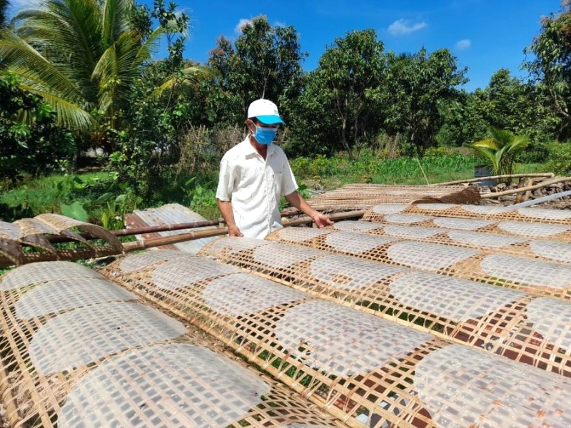 Bánh tráng cần phơi nắng ấm để đạt chất lượng tốt nhất.