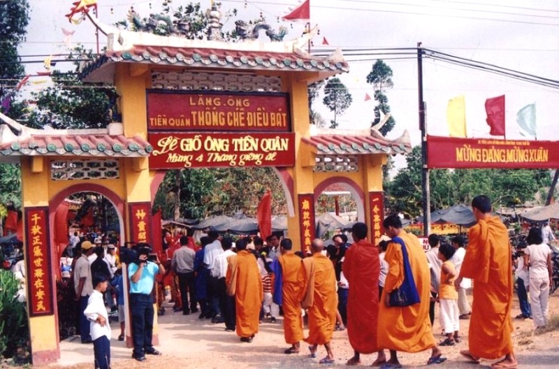 Lễ hội Lăng Ông Trà Ôn tưng bừng với dòng người đông đúc, náo nhiệt. Các sư thầy tứ phương về dự, thực hiện nghi thức trang nghiêm.