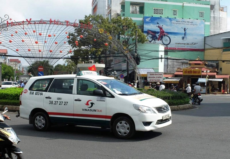 Taxi Vinasun, với màu đỏ, trắng và xanh lá đặc trưng, dễ dàng thu hút sự chú ý trên đường phố.