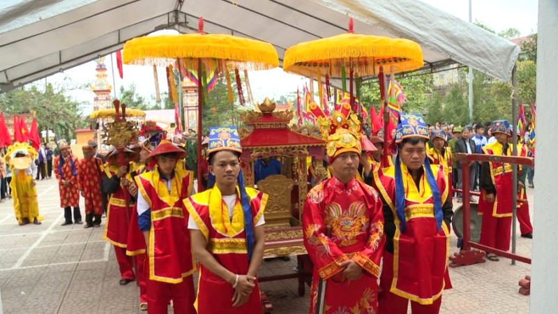 Không khí trang nghiêm, đông đảo tín đồ.