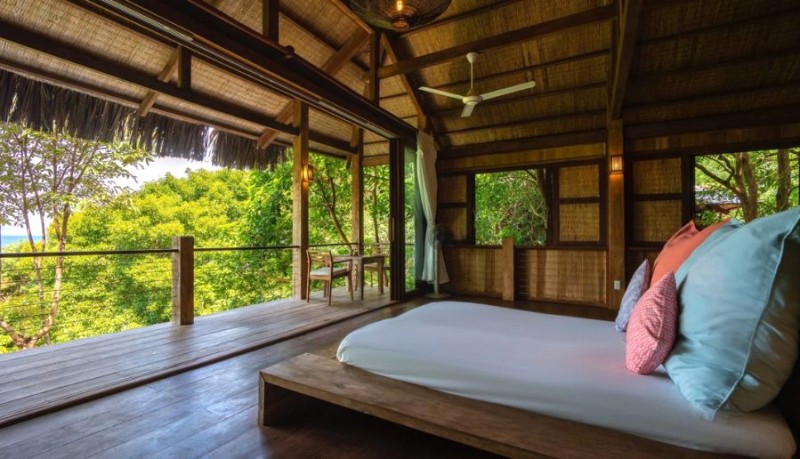 Hơn 40 bungalow bằng gỗ, vôi, sỏi địa phương nép mình giữa núi rừng hoang sơ, tạo nên không gian yên bình.