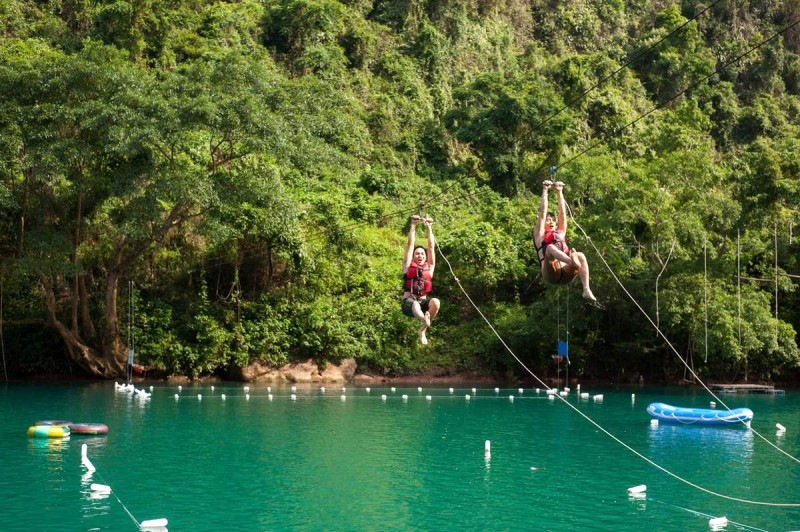 Du khách thích thú trải nghiệm zipline Sông Chày Hang Tối.