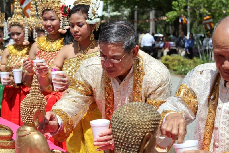 Ban quản trị và tín đồ tắm Phật vào trưa thứ Hai.