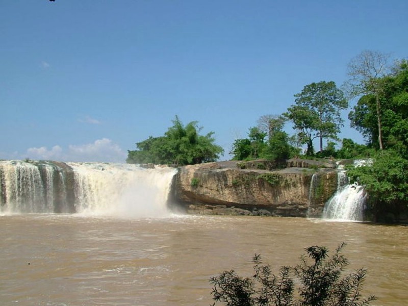 Thác mùa hạ, đẹp nao lòng.