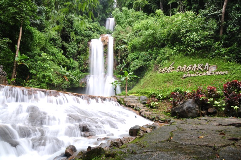 Thác bạc trắng, nước tuôn mãi.