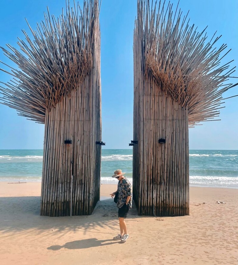 Thanh Long Bay là thiên đường sống ảo với những không gian độc đáo, được thiết kế bằng tre, nứa và vật liệu tự nhiên, mang đến vẻ đẹp mộc mạc, gần gũi.