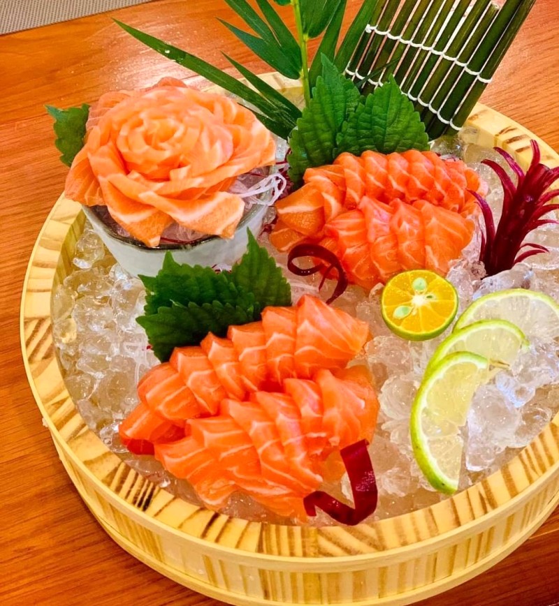 Sashimi cá hồi tươi rói, bóng loáng hấp dẫn.