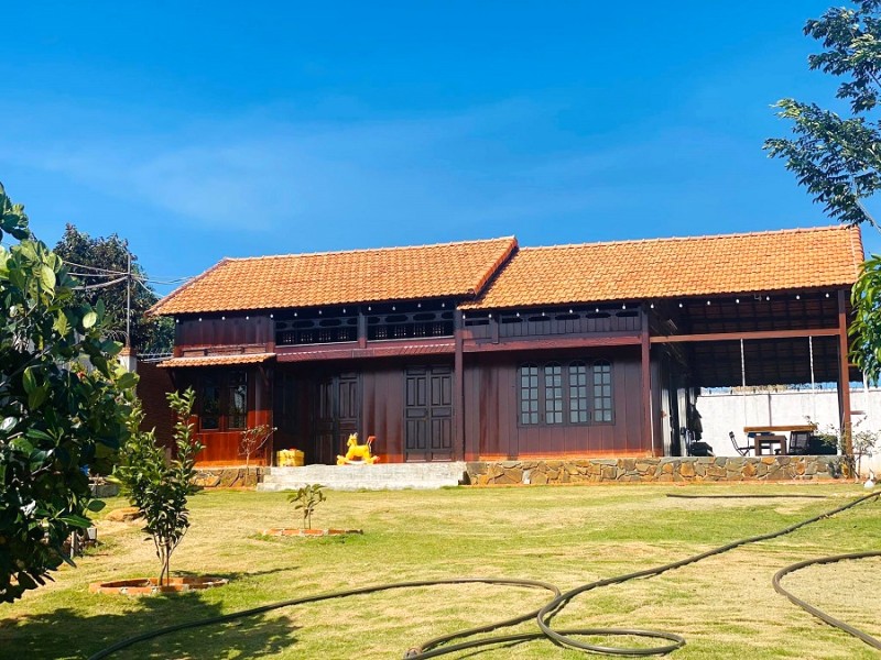 Lak Tented Camp - homestay Buôn Ma Thuột lý tưởng cho cặp đôi, với sân vườn rộng rãi, phù hợp với những ai yêu thiên nhiên.