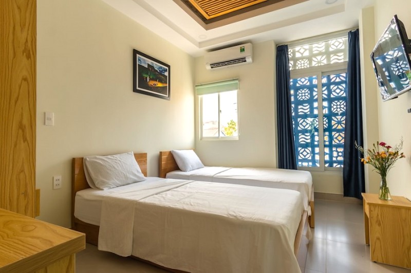 Homestay Hội An gần phố cổ, thiết kế tối giản, ấm cúng.