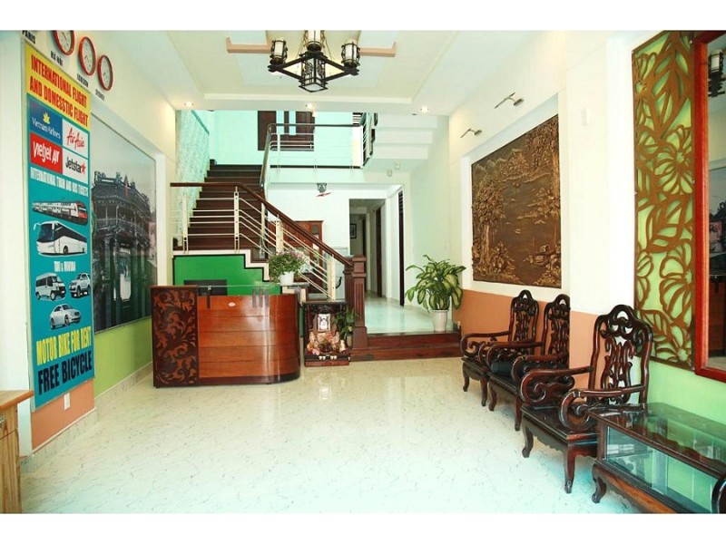 Tiền sảnh Sunrise Homestay ấm cúng với nội thất gỗ.