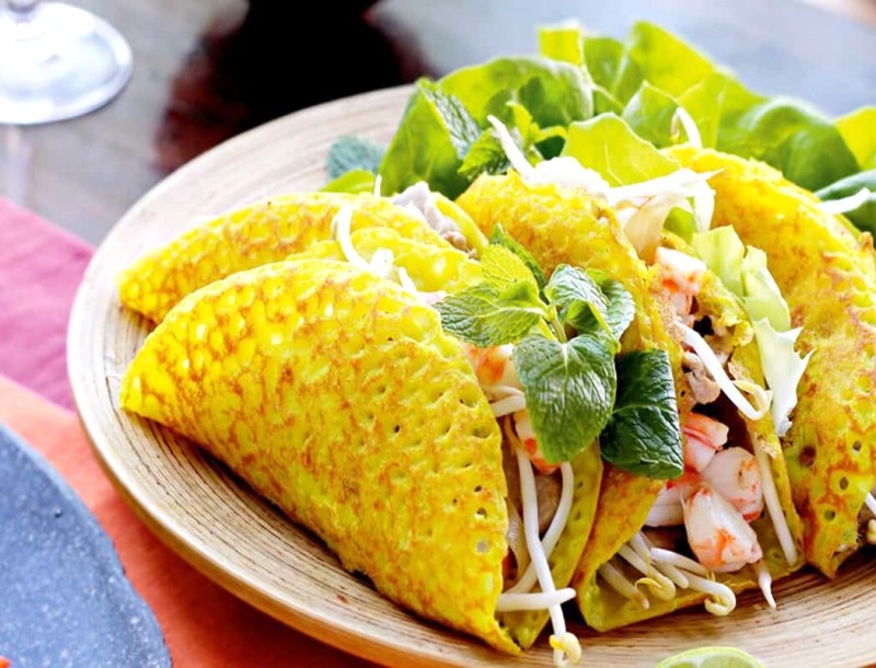 Bánh xèo Phan Thiết, món ngon dân dã thu hút thực khách.