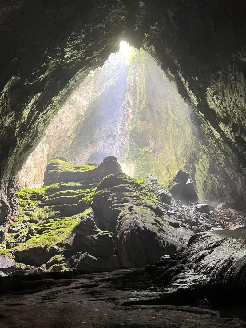 Hang Sơn Đoòng, với vực sâu thăm thẳm, vách đá dựng đứng và đường đi hiểm trở, thử thách giới đam mê khám phá.