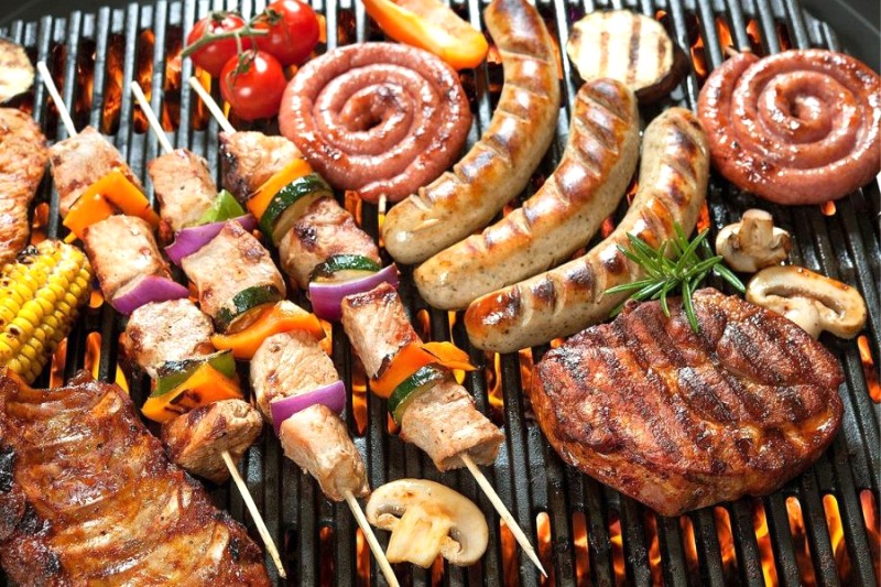 Tiệc BBQ ngon mắt do đầu bếp 3 sao Cozynibi Hotel chuẩn bị.