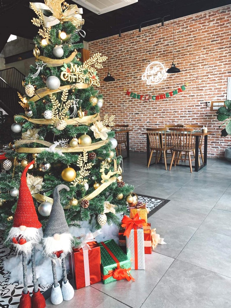 Noel này, nhà hàng rộn ràng không khí Giáng sinh, tha hồ check-in sống ảo! 🎄📸 #maycorner.vn